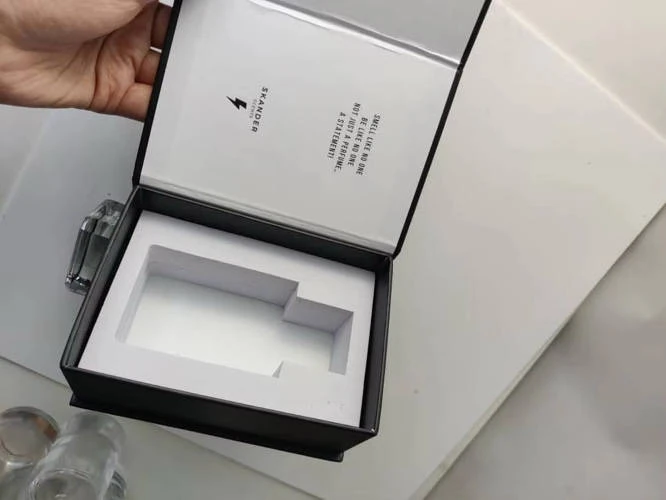 Real magnetic book-style rigid box with fitted insert
